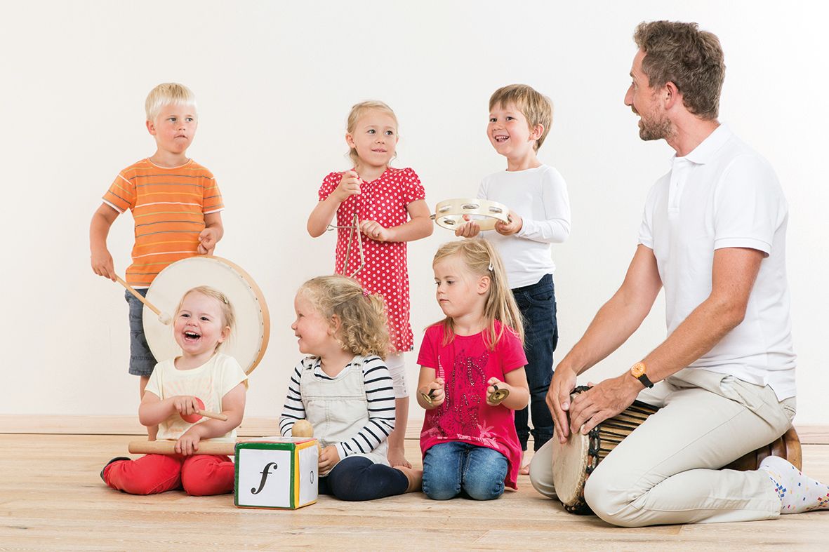 Kindergruppe und Erwachsene klatschen