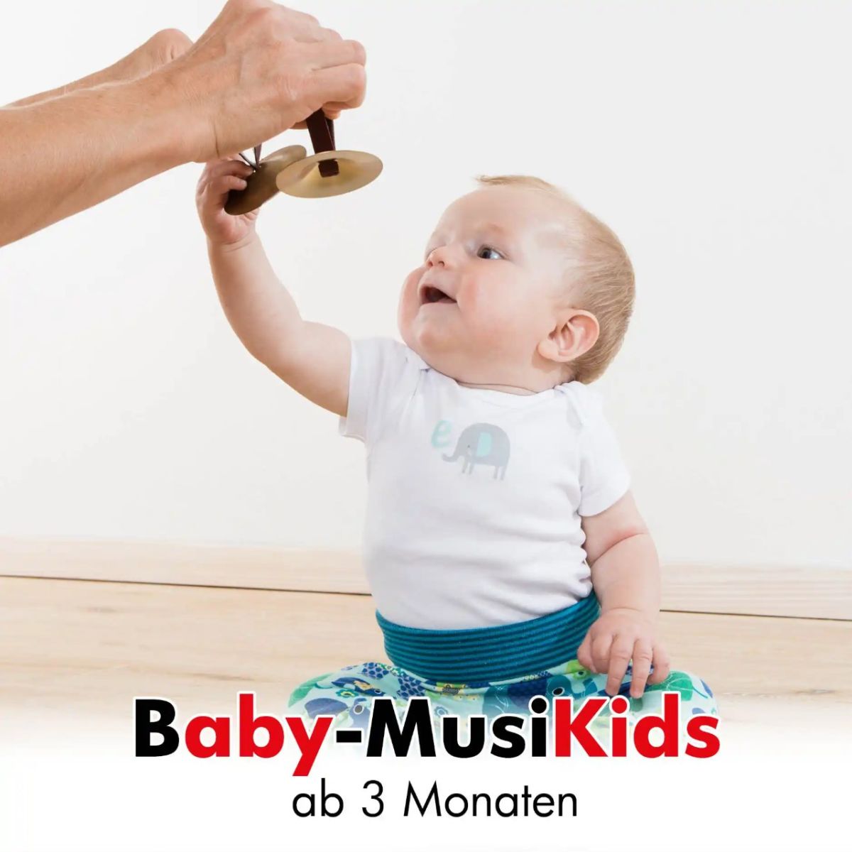 Baby spielt mit Cymbeln