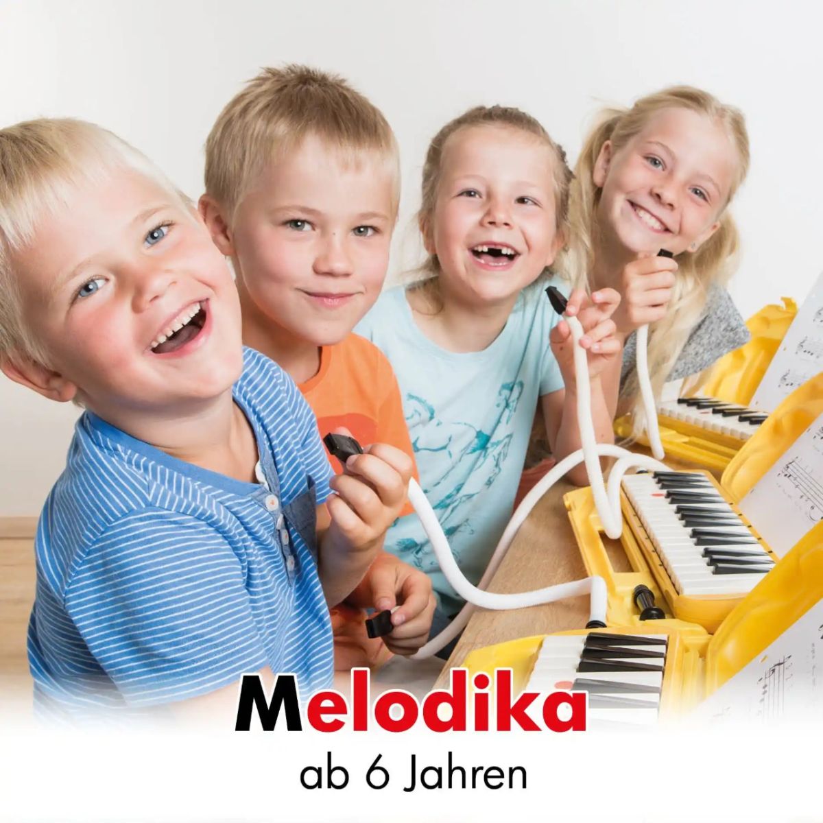 Kinder spielen Melodika