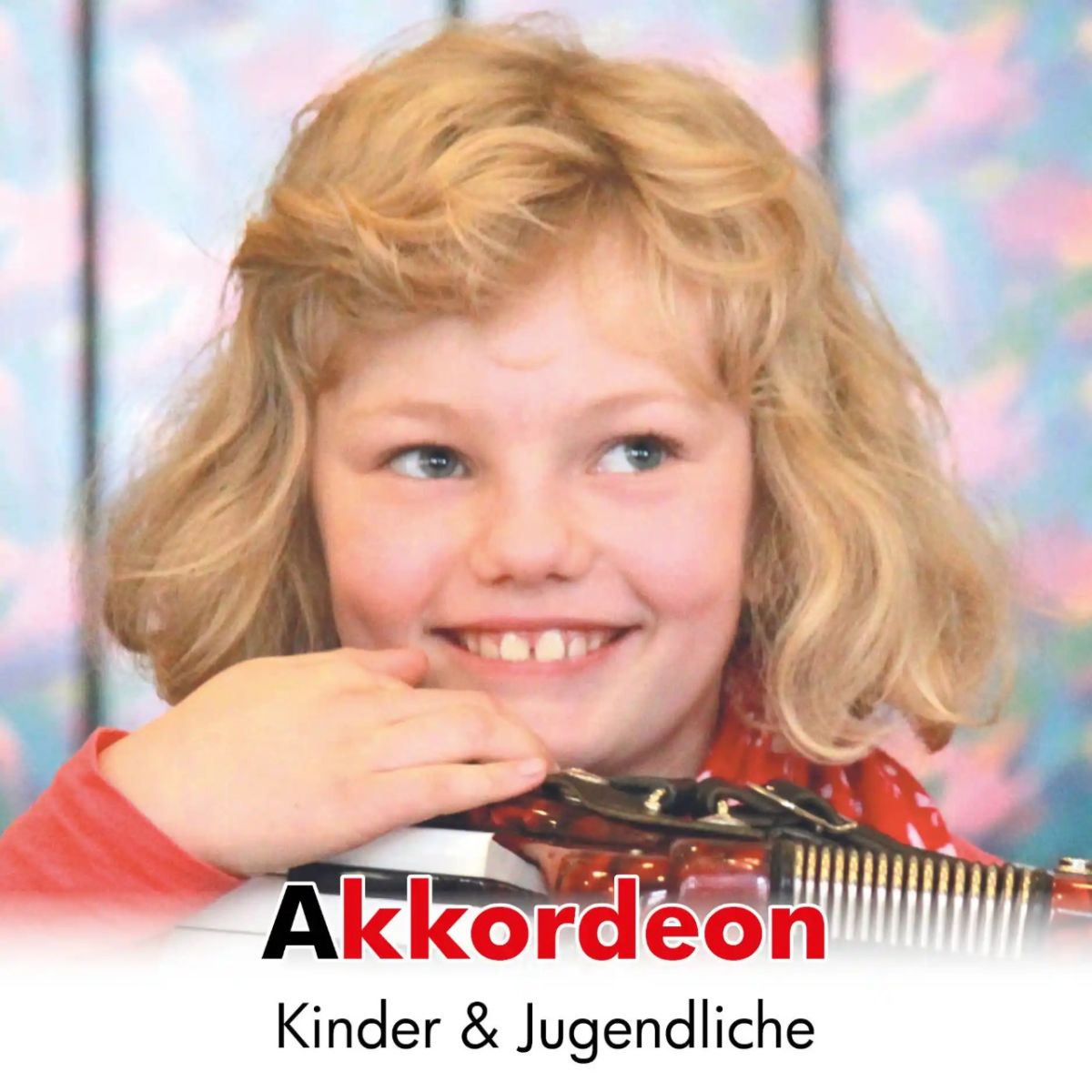 Kind hält Akkordeon