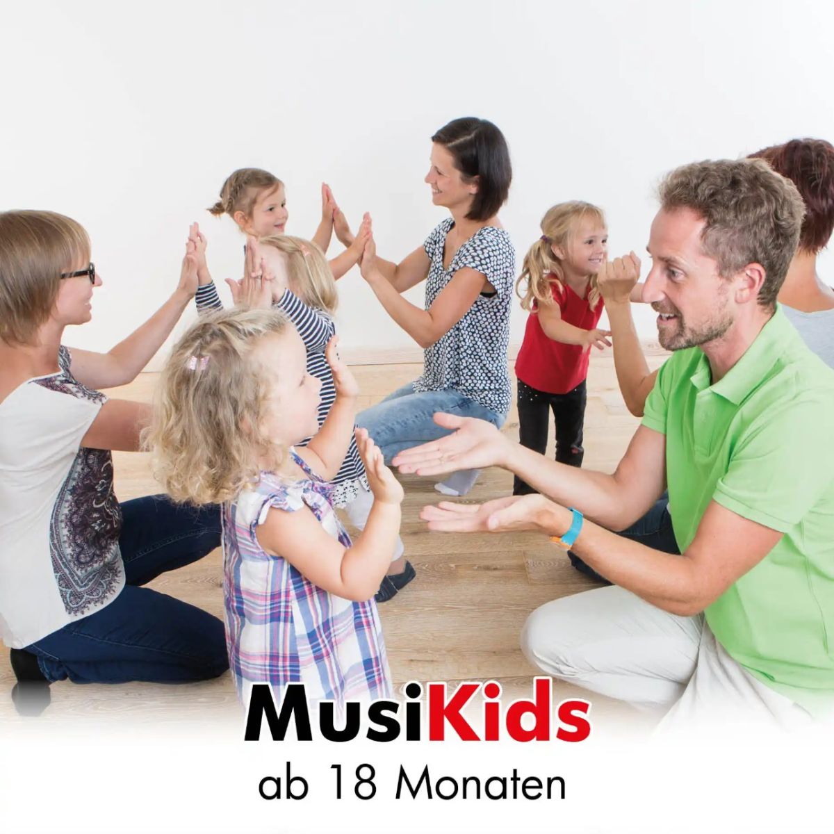Kinder und Erwachsene klatschen ein und singen