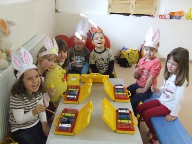 Kinder mit Glockenspielen