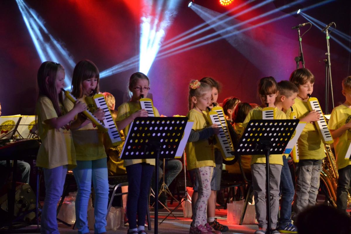 25 Jahre Musikschule Fröhlich. Jubiläumskonzert auf der Showbühne bei Möbel Rieger am 28.05.2016