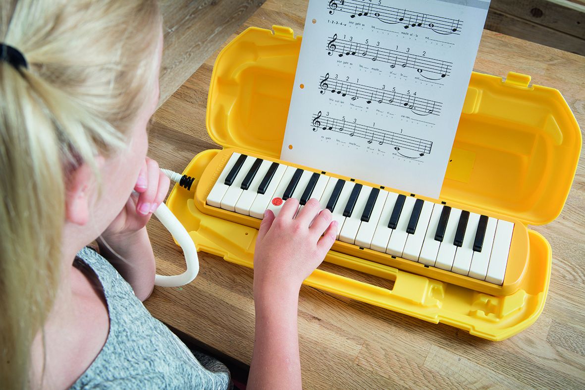 Kind spielt Melodika