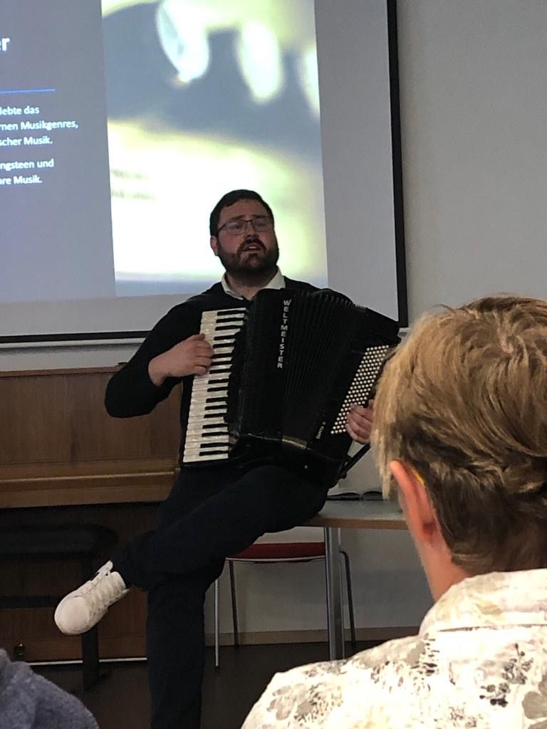 Erzählcafé mit Michael Sassimowitsch zum Thema "Facetten des Akkordeons"