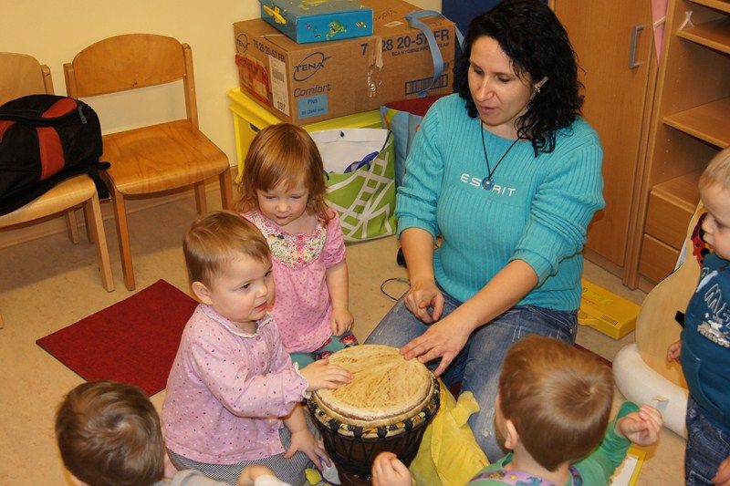 Lavina, Pauline, Jonas, Felix und Vincent beim Regenspiel - MusiKids-Unterricht in Eisfeld im November 2011
