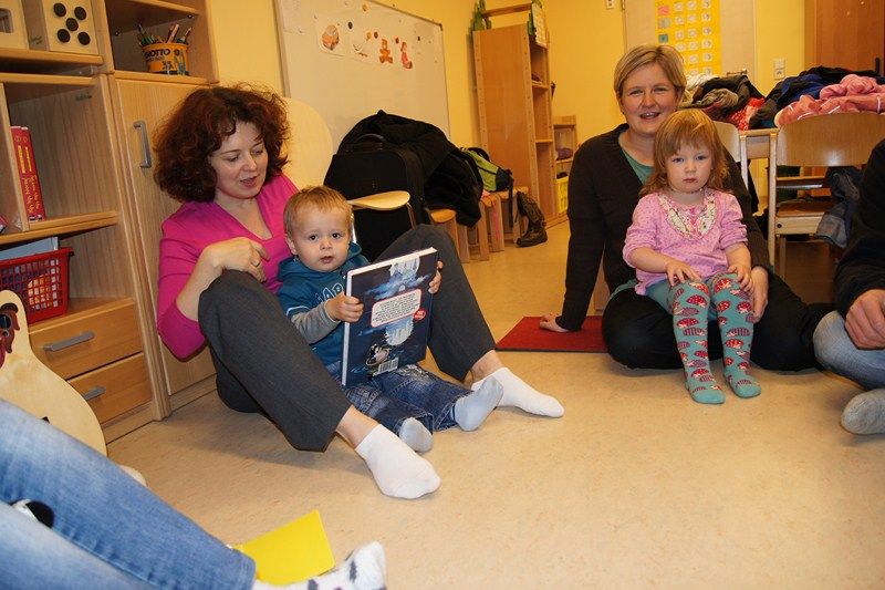 Jonas und Pauline mit ihren Mamas beim MusiKids-Unterricht im Eisfelder AWO-Kiga