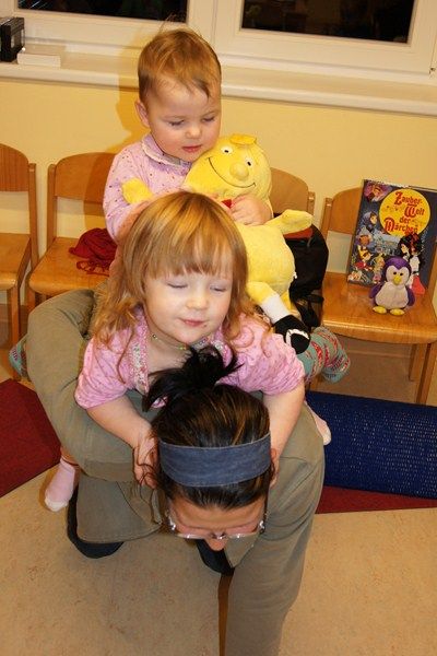 Und wir spielen Pferd und Reiter....Pauline, Lavina und Toffel auf Lavinas Mama Kristin - an dieser Stelle vielen Dank für die Bilder, Kristin!