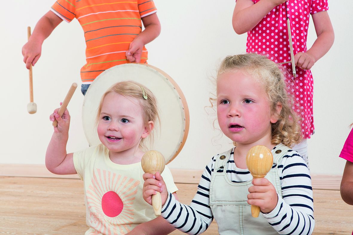 Kinder spielen mit Jongliertüchern