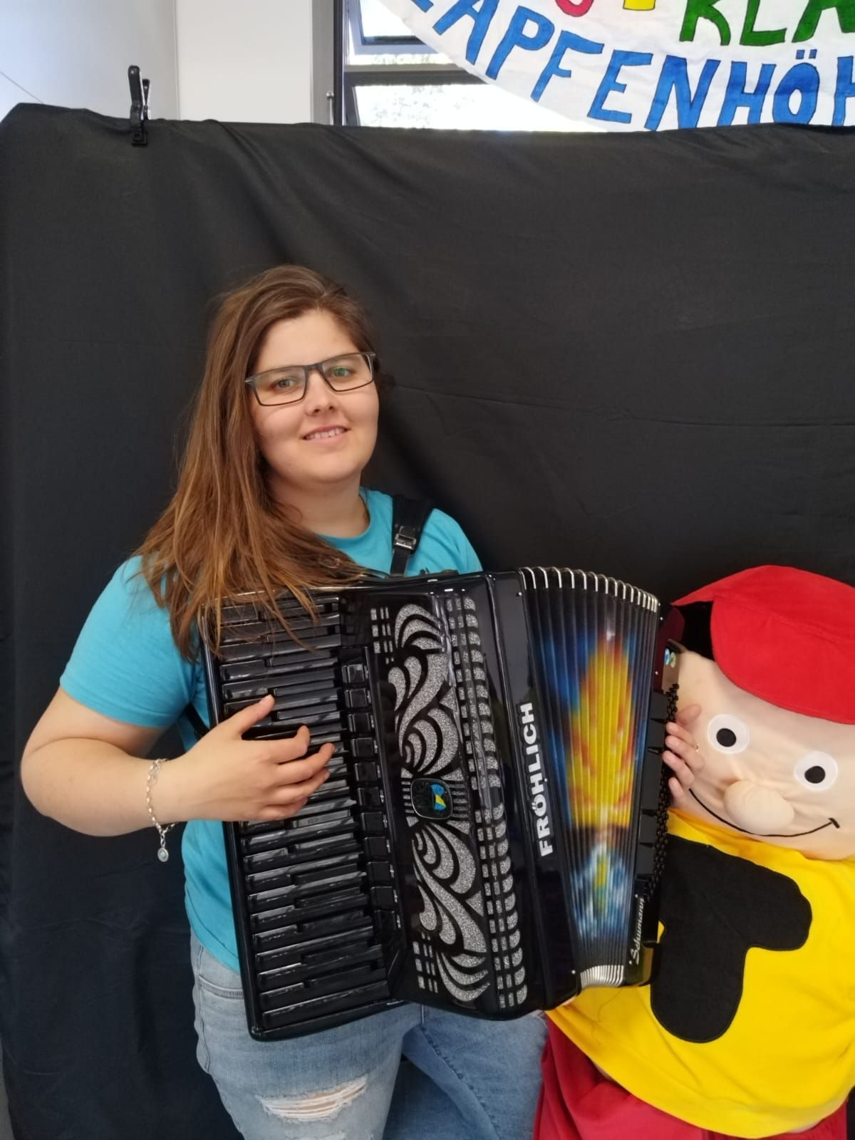 Dunja Wagner mit Maskottchen Theo im April 2025