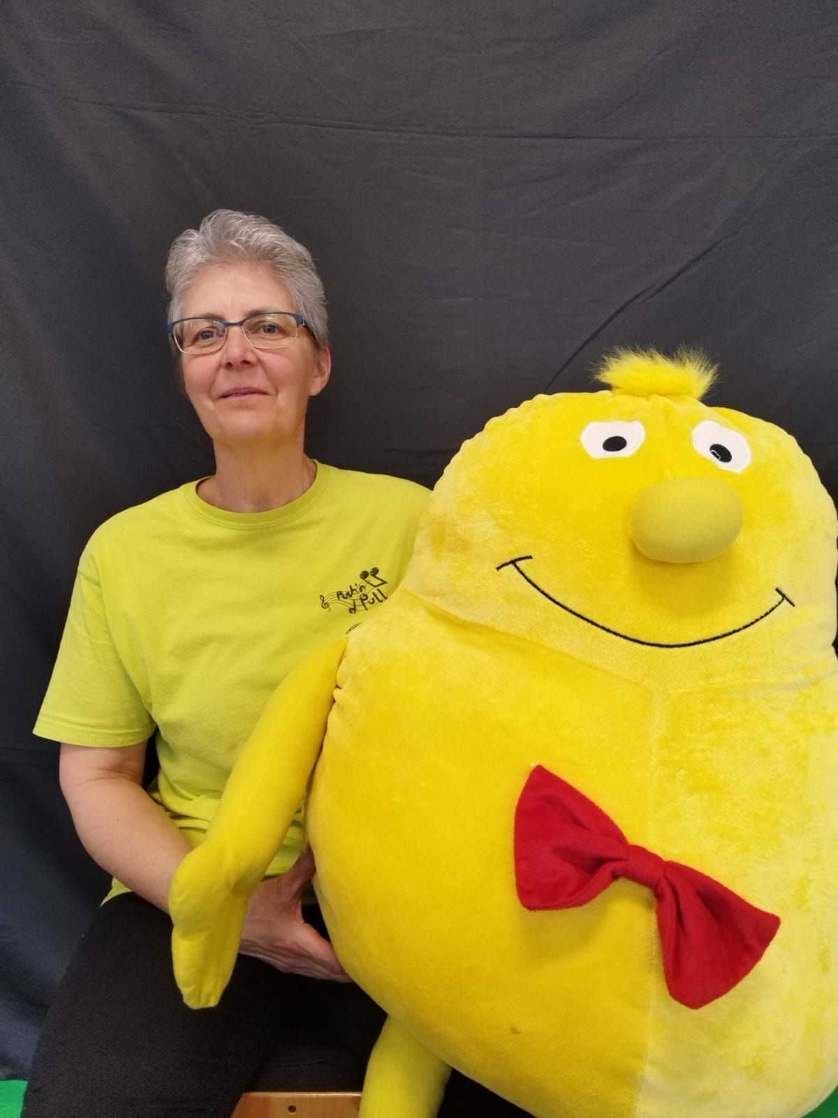 Rita Wagner mit Maskottchen Toffel im April 2025