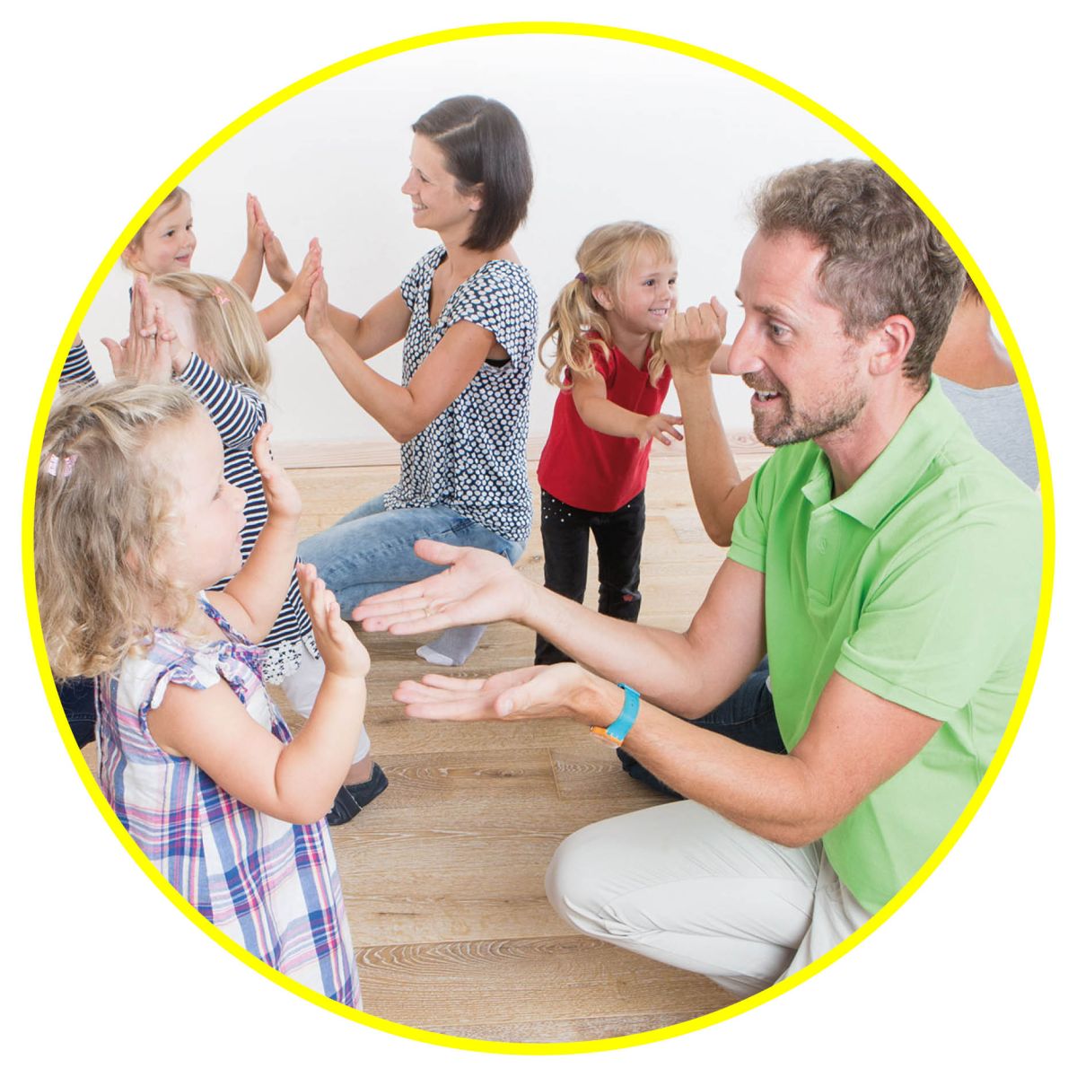 Kinder und Erwachsene klatschen ein und singen
