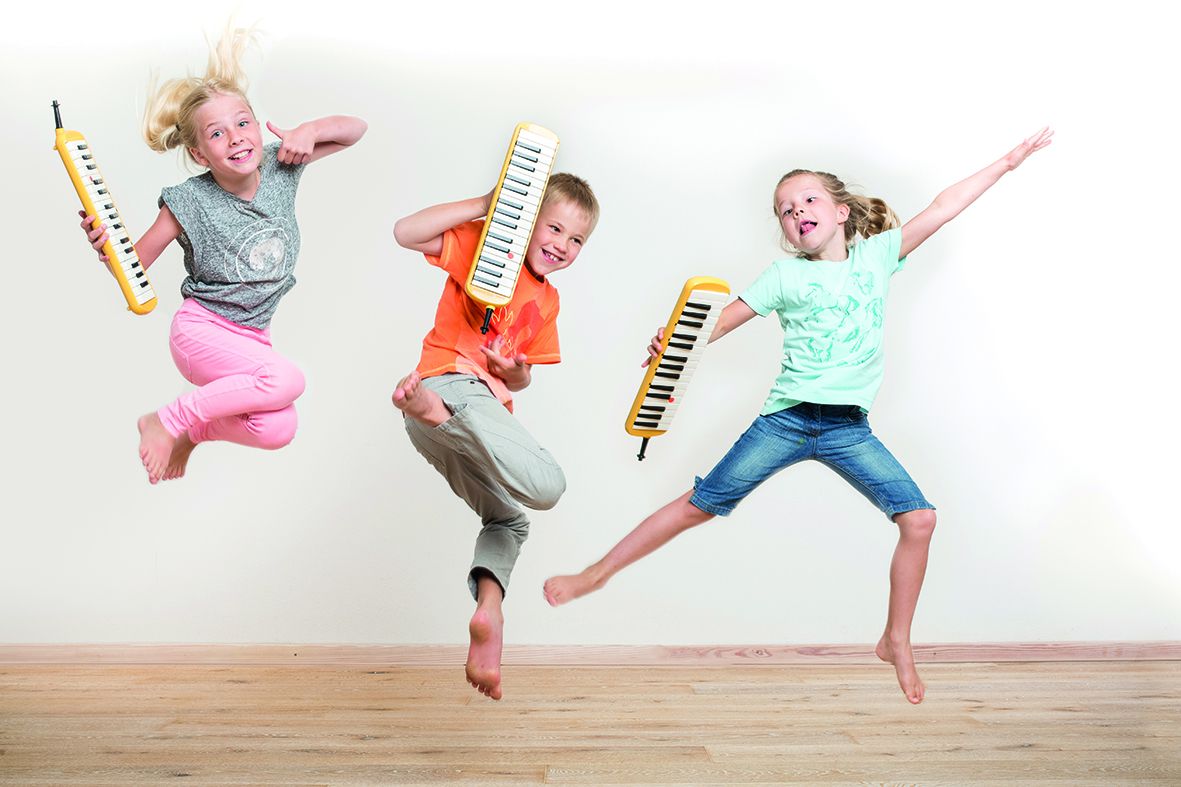 Kinder springen mit der Melodika