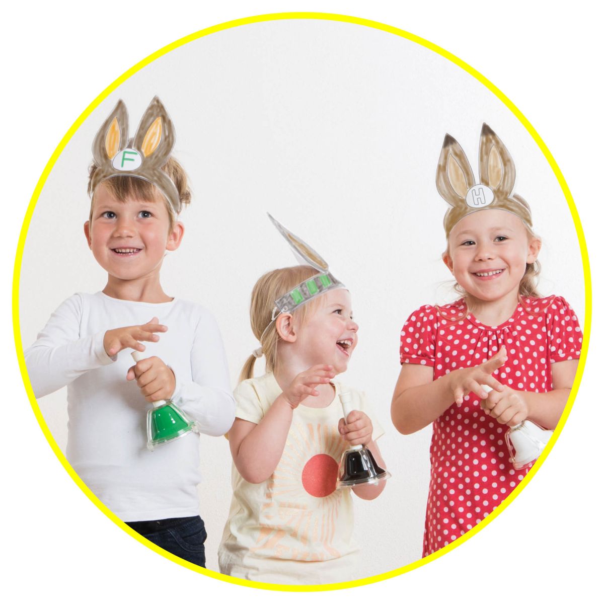 Kinder haben Hasenohren auf