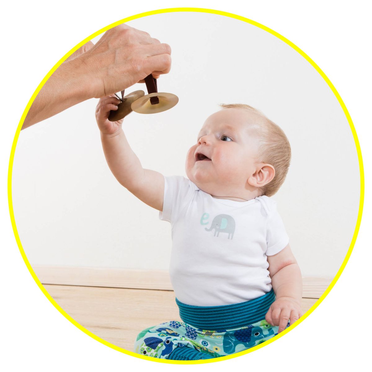Baby spielt mit Cymbeln