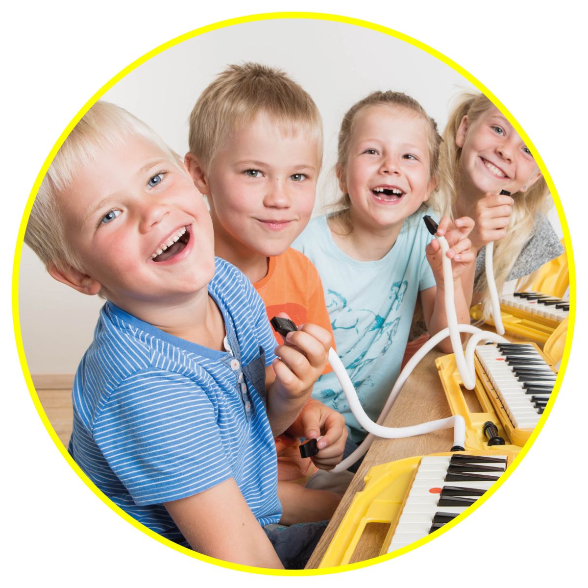 Kinder spielen Melodika