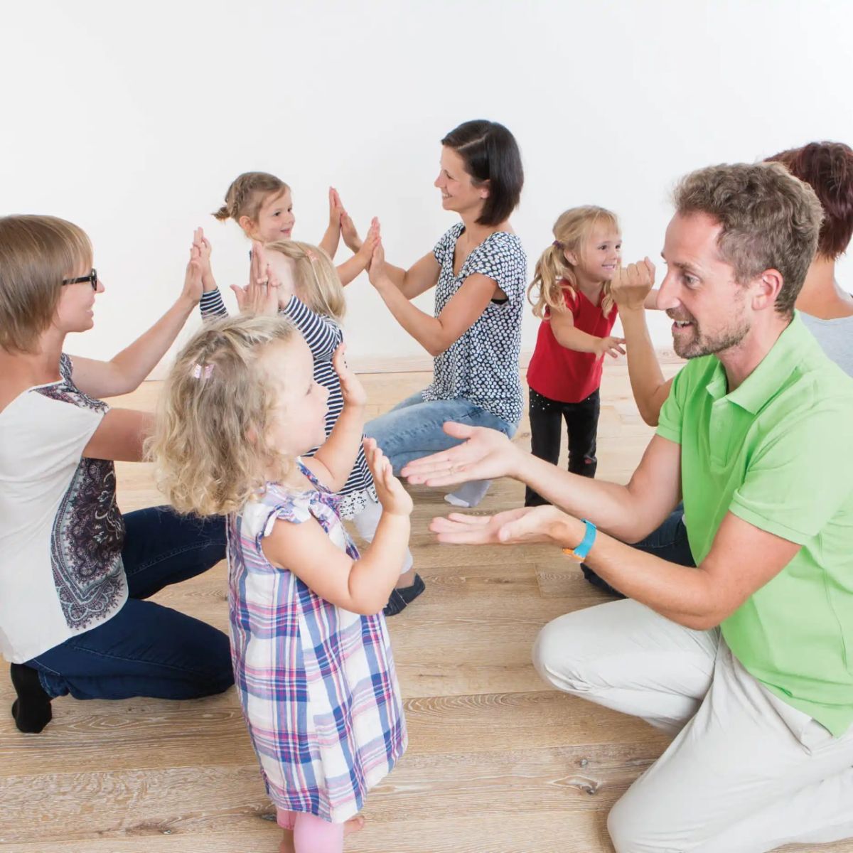 Kindergruppe und Erwachsene klatschen